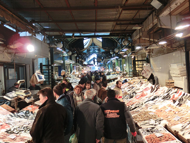 Fischmarkt in den alten Markthallen von Saloniki - Skitourenreise nach Griechenland