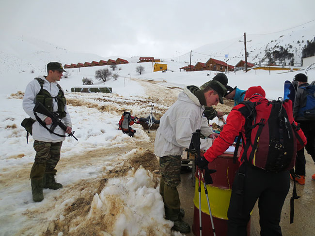 Liftkartenausgabe militärisch - Skitourenreise nach Griechenland