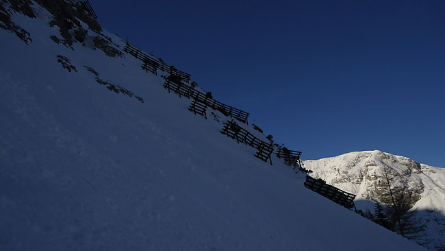 Skitour Birkkarspitze - Lawinenverbauung oberhalb vom Karwendelhaus 
