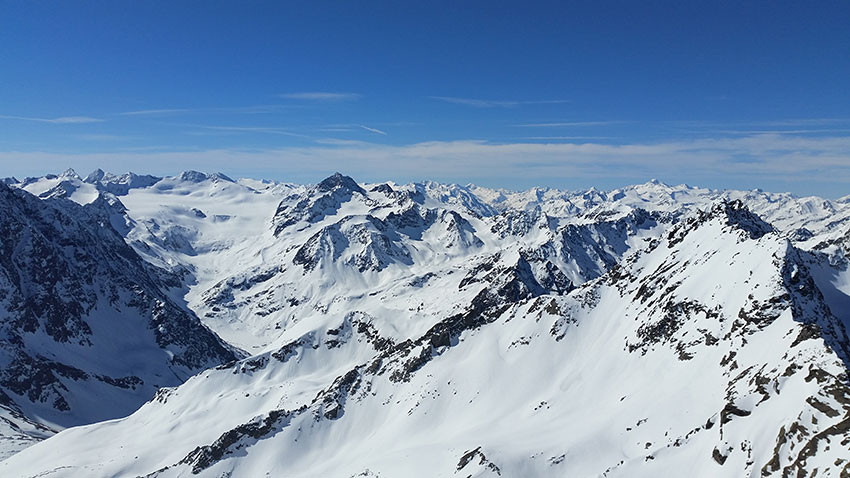 Gipfelblick auf den Sulztalferner (links im Bild) und die Gipfel der Stubaier- und Ötztaler Alpen