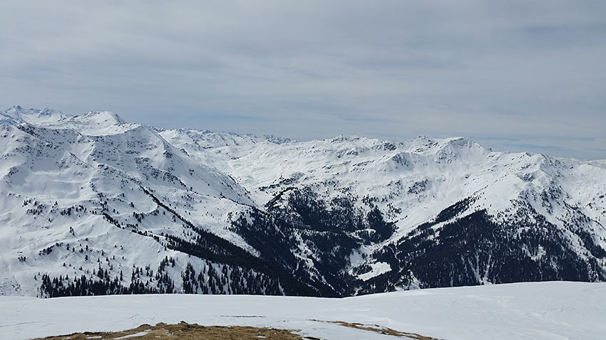 Gipfelblick vom Steinbergstein zum Kröndlhorn (links) und Schafsiedl (rechts) im Bild
