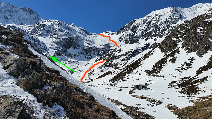 Aufstiegsrichtung nach der ersten Zwing (grüner Pfeil) und Variantenabfahrt (rot)